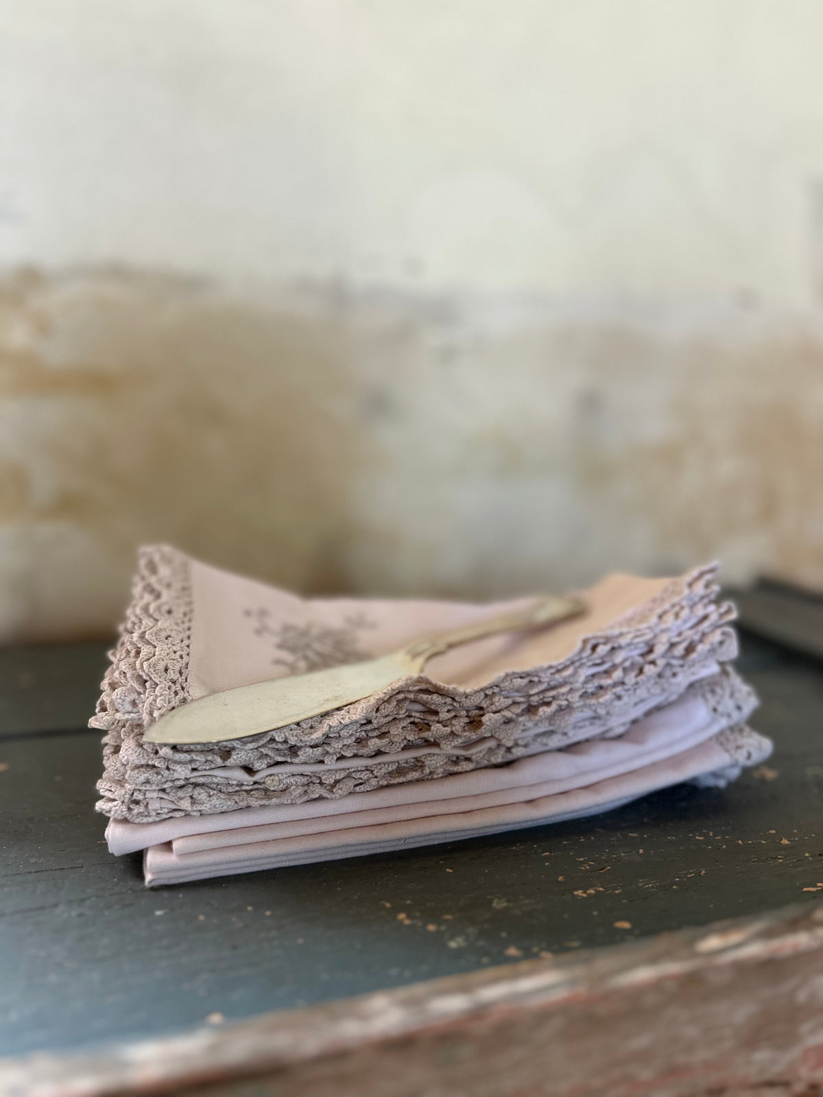 Crochet serviette with lace trim