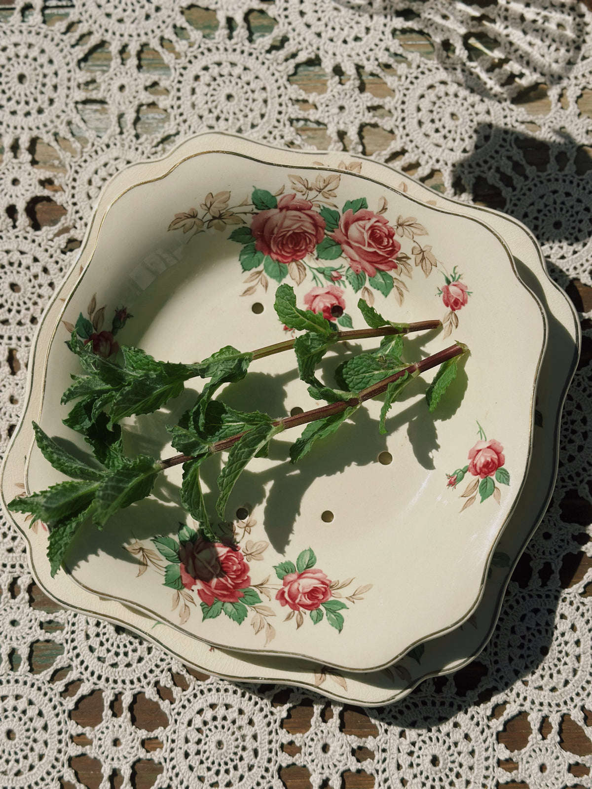 Berry Strainer Colander & Underplate Set - J&G Meakin “Sunshine” Pink Rose