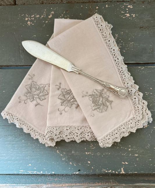 Crochet serviette with lace trim