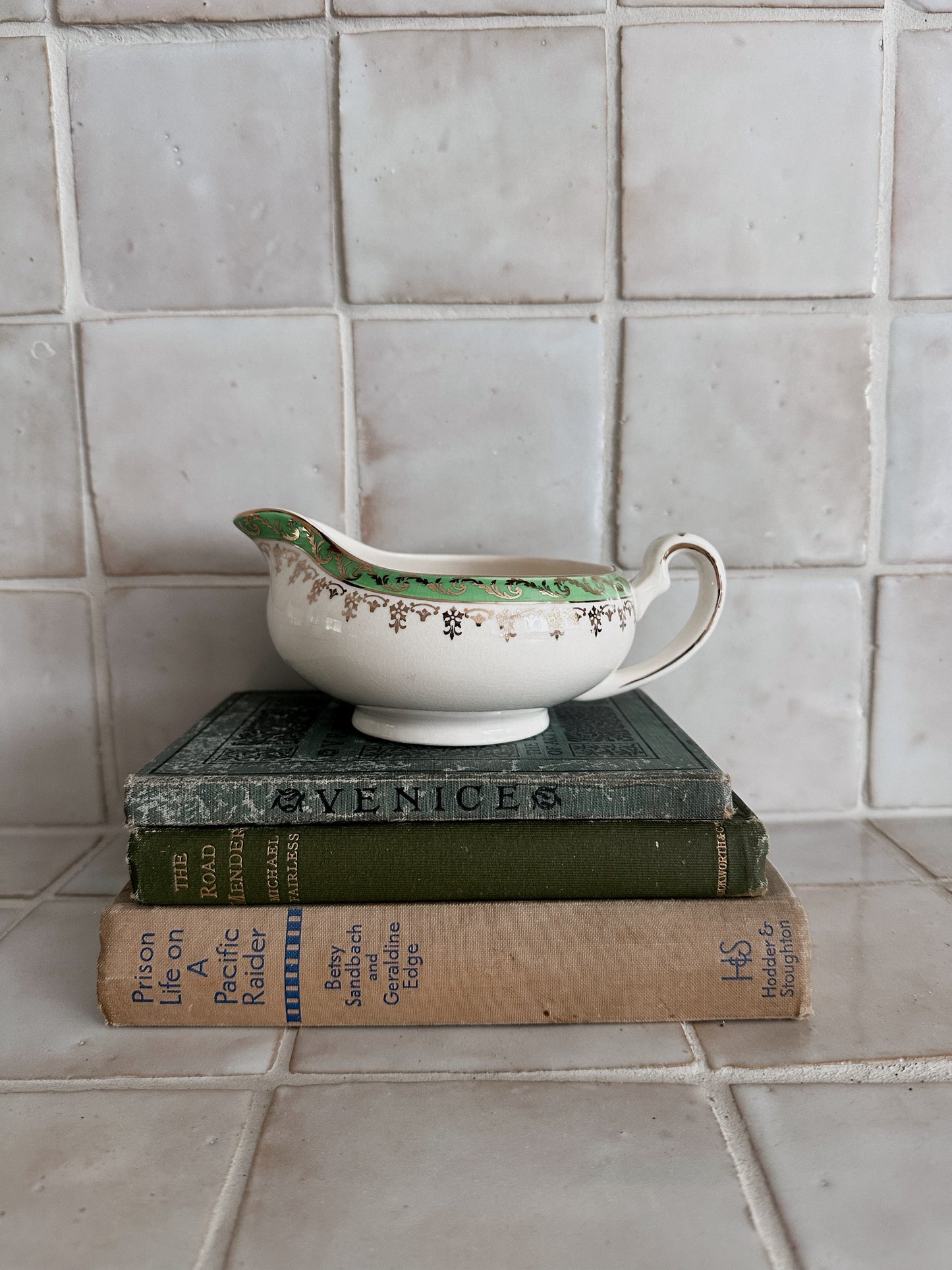 Alfred Meakin England Gravy Boat/Creamer - "Pride of Erin"